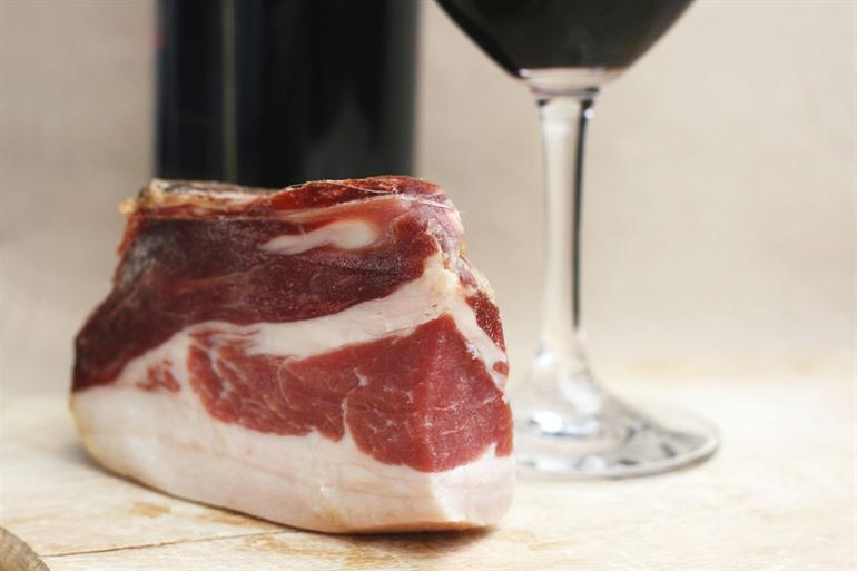 Pršut, luchtgedroogde ham uit de Sloveense keuken