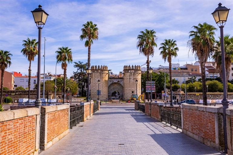 Puerta de Palmas vanaf de brug