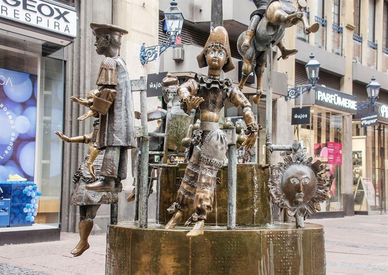 Puppenbrunnen in Aken, Duitsland