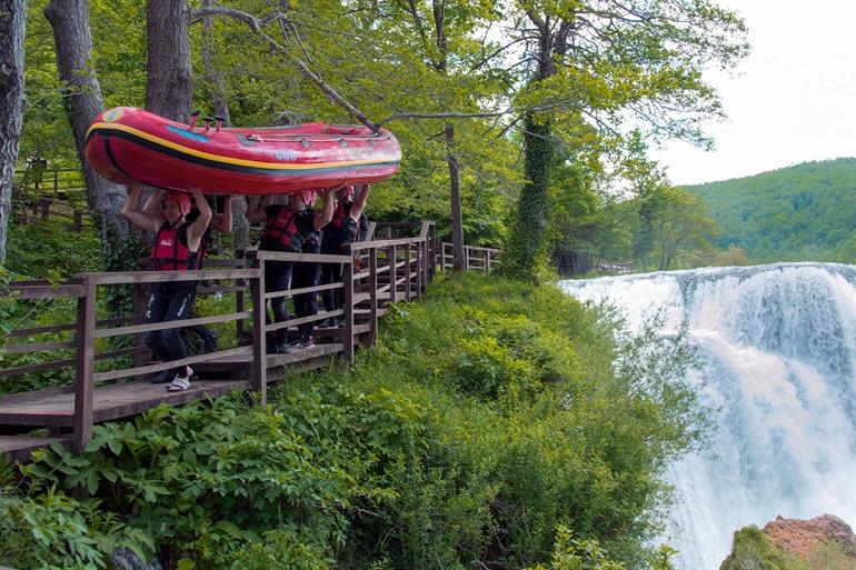 Raften op de Una, nabij Bosnië