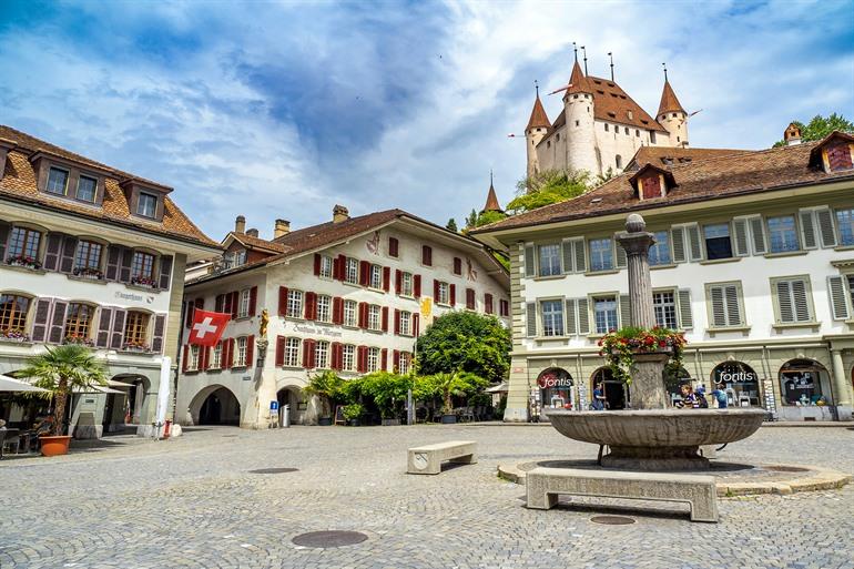 Rathausplatz met zicht op het kasteel , Thun