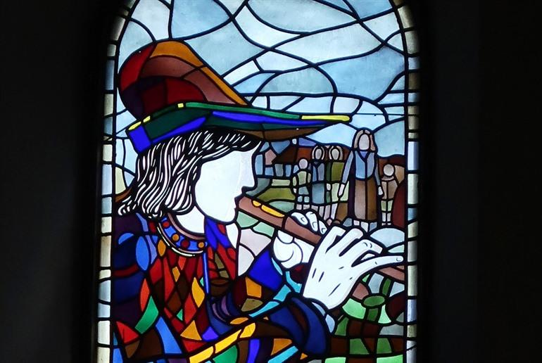 Rattenvanger glasraam in de Marktkirche van Hamelen