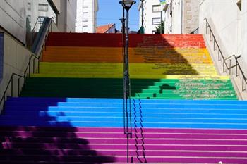 Regenboog trappen in Nantes