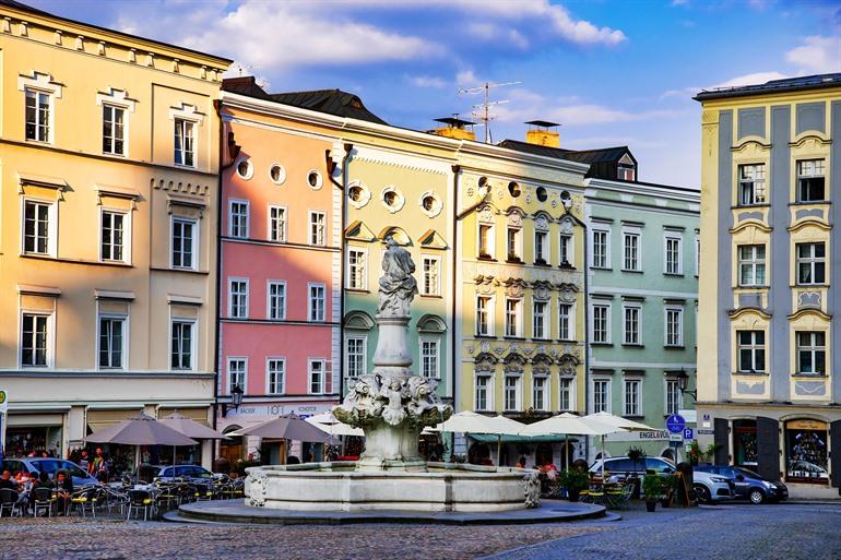 Residenzplatz en de Wittelsbachfontein, Passau