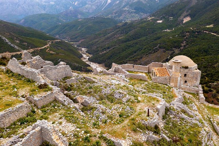 Restanten van het Sopot kasteel bij Borsh Beach, Albanese Riviera