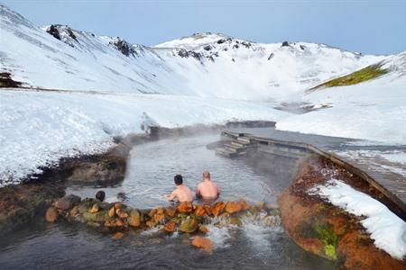 Zwemmen in de warmwaterrivier Reykjadalur hotspring in IJsland: info & tips