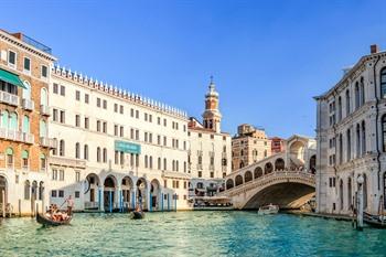 Rialtobrug over het Canal Grande, Venetië