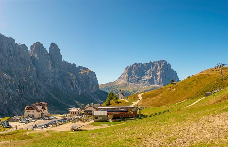 Rifugio Frara en de Cappella di San Maurizio met uitzicht op de Cir , Dolomieten