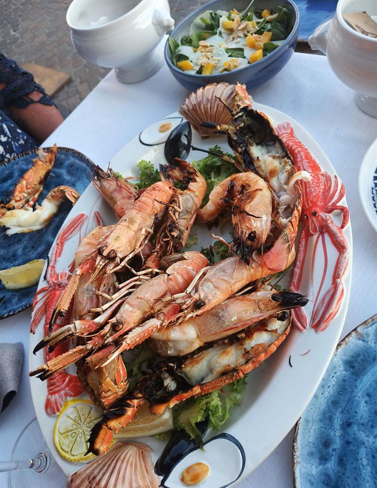 Ristorante Alla Grotta met zicht op de haven van Lazise