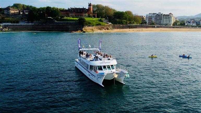 Rondleiding door de baai van San Sebastian met de catamaran