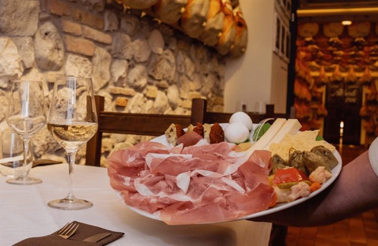 Rondleiding door de fabriek incl. proeverij met San Daniele ham en lokale wijnen