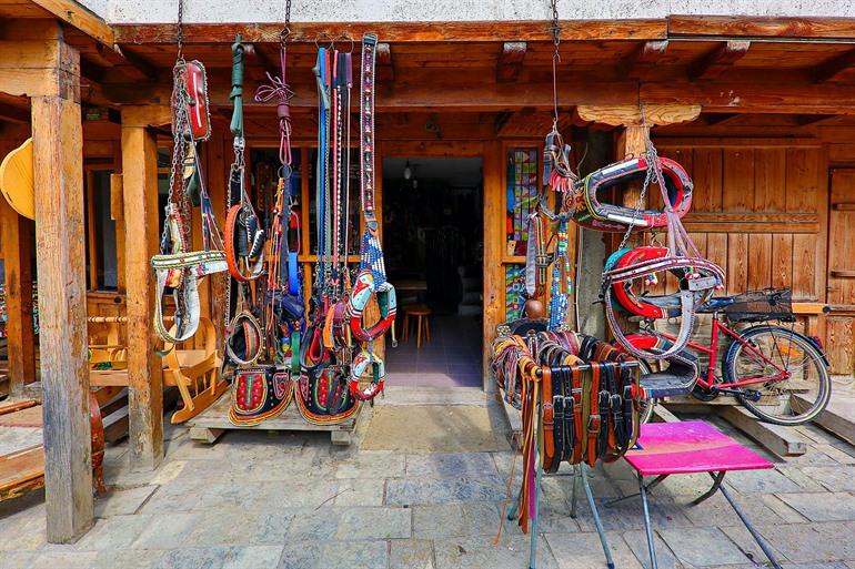 Rondsnuisteren in de Oude Bazaar van Gjakova