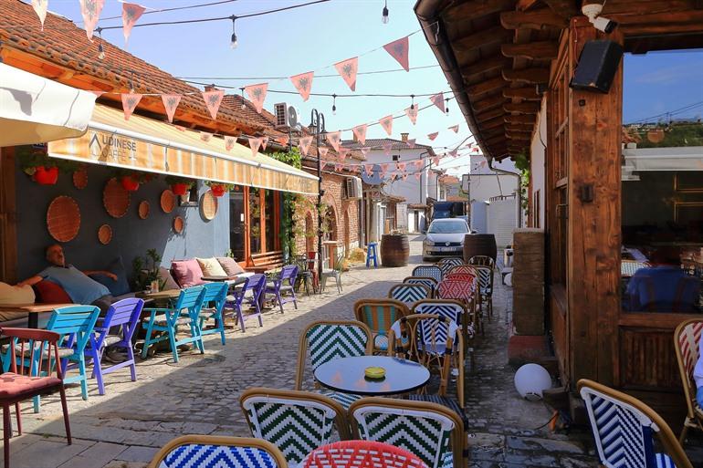 Rondsnuisteren in de Oude Bazaar van Gjakova