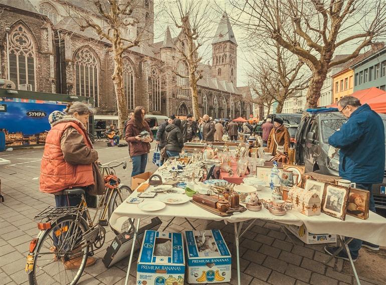 Rondsnuisteren op de brocantemarkt