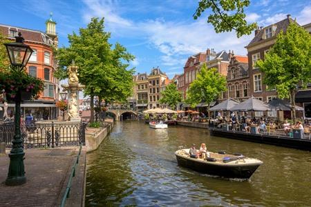 Rondvaart maken op de grachten van Leiden