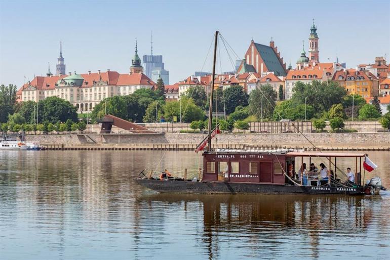 Rondvaart op de Vistula rivier met de traditionele volksboot Galar in Warschau
