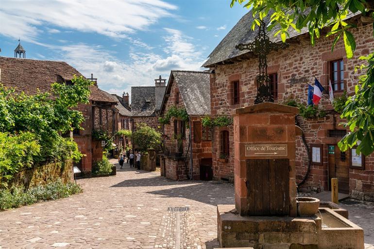 Roodgekleurde huisjes in Collonges-la-Rouge, Frankrijk