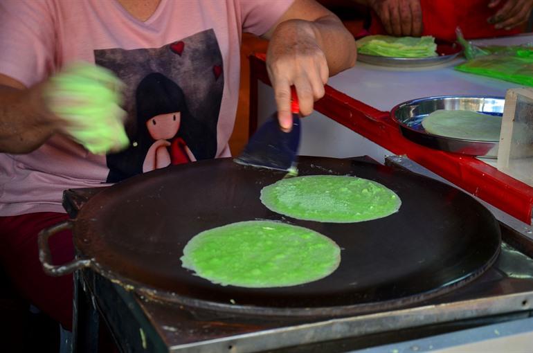 Roti Saimai proeven, flinterdunne pannenkoek met suikerspin