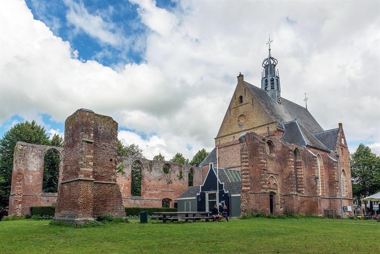 Ruïnekerk in het dorpje Bergen, Noord-Holland