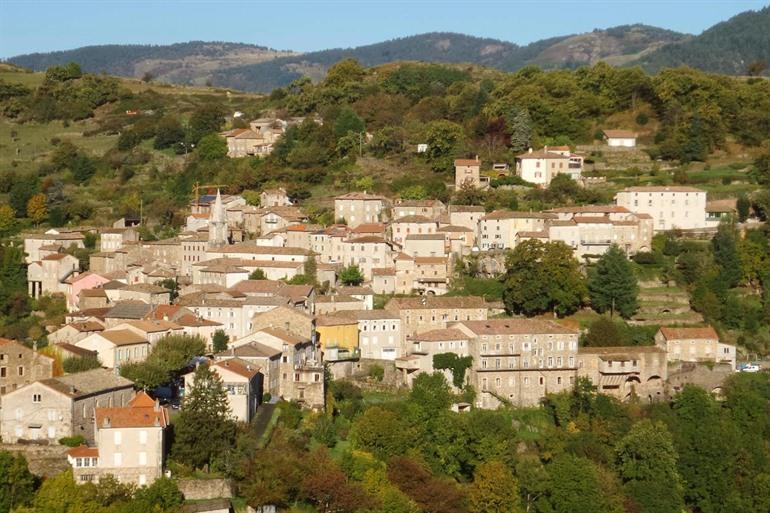 Saint-Pierreville omgeven in groen
