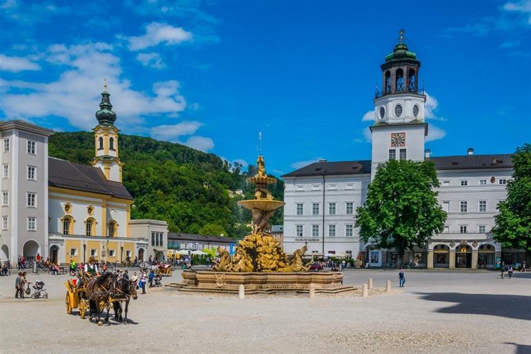 Salzburger Glockenspiel en Dom van Salzburg