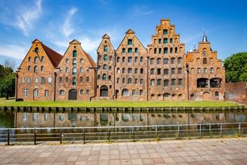 Salzspeicher, zout-pakhuizen langs de Trave-rivier, Lübeck, Duitsland