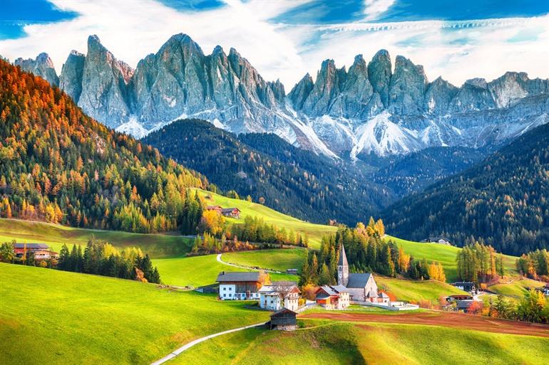 Santa Maddalena kerk in de Dolomieten