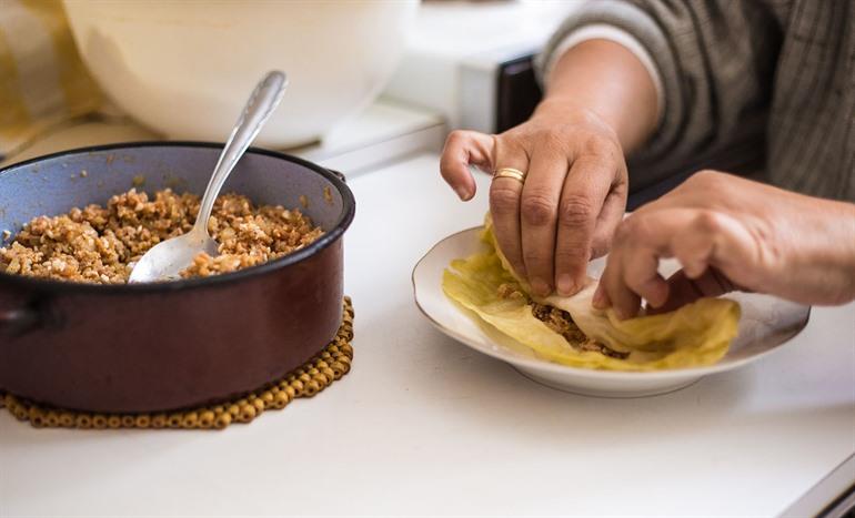 Sarma, op basis van kool, varkensgehakt, rijst, zuurkool en tomatensaus