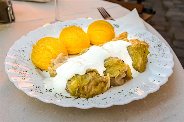 Sarmale (gevulde koolrolletjes), Roemeense keuken
