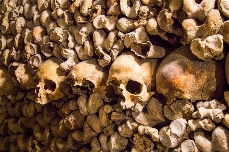 Schedels in de catacomben 