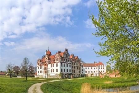 Schloss Basedow, omringd door een Engels kasteelpark, Mecklenburg-Vorpommern