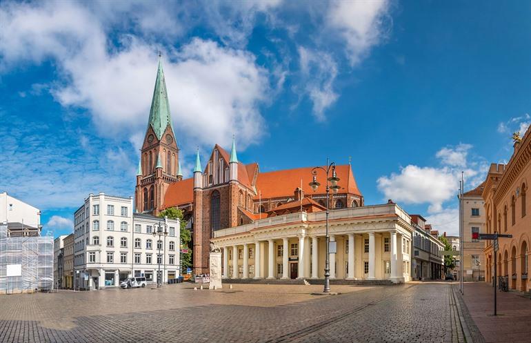 Schweriner Dom St. Marien und St. Johannis op de Grote Markt, Mecklenburg-Vorpommern