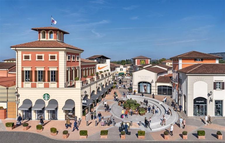 Serravalle Outlets nabij Milaan, Italië