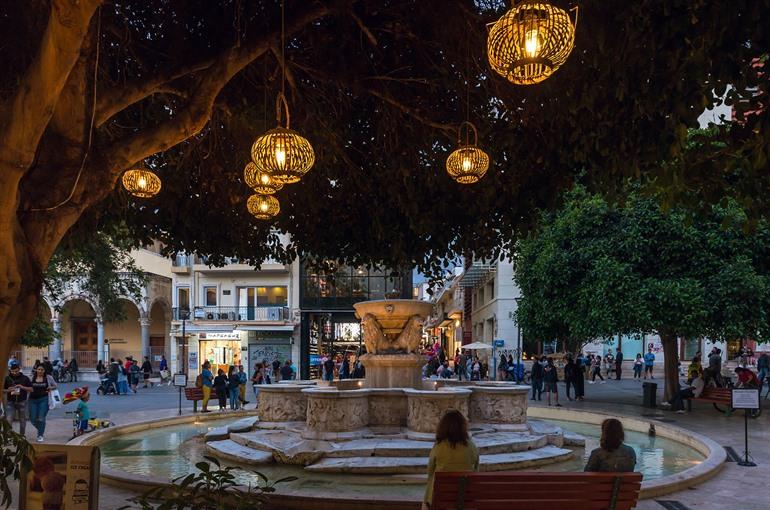 Sfeer rondom de Leeuwenfontein in Heraklion, Kreta