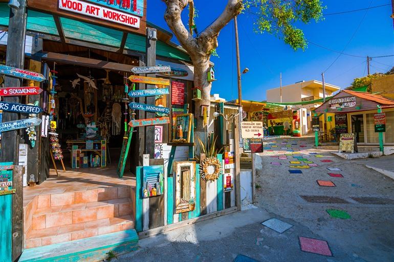 Sfeervolle straatjes in hippiedorpje Matala, Kreta