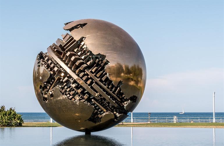 Sfera Grande op Piazzale della Liberta in Pesaro