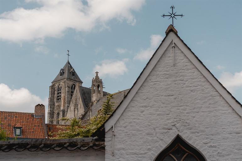 Sint-Maartenskerk torent boven het Begijnhof uit