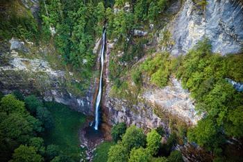 Skakavac-waterval in het nationaal park Sutjeska, Bosnië