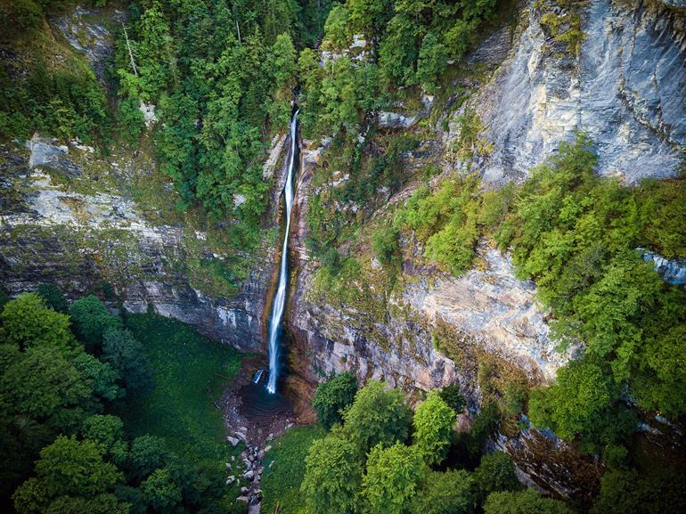 Skakavac-waterval in het nationaal park Sutjeska, Bosnië