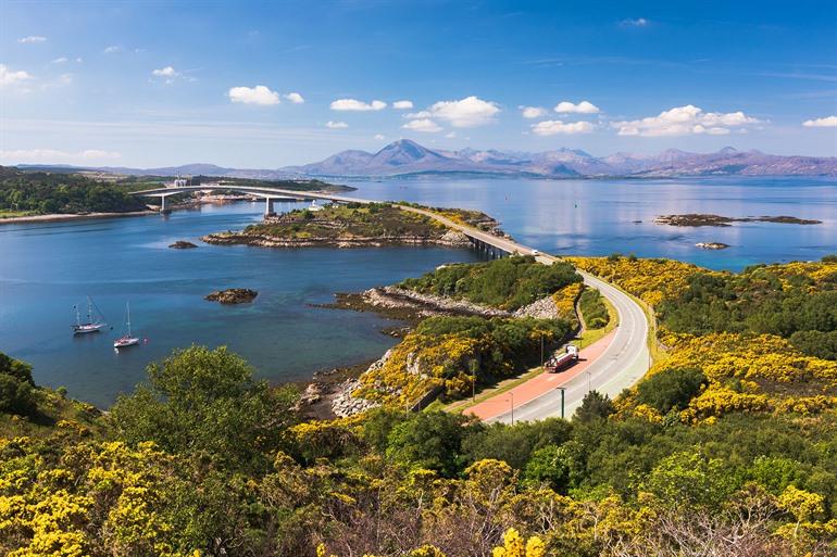 Skye Bridge vanaf het dorp Kyle of Lochalsh naar Isle of Skye, Schotland