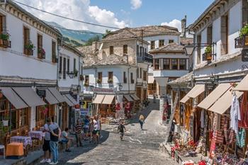 Slenter door de gezellige straatjes van Gjirokaster, Albanië