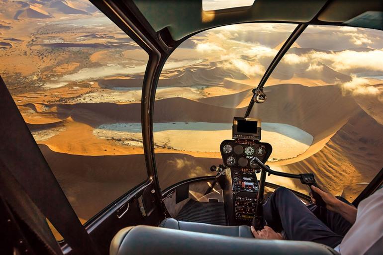 Sossusvlei van bovenaf bekijken tijdens een helikoptervlucht