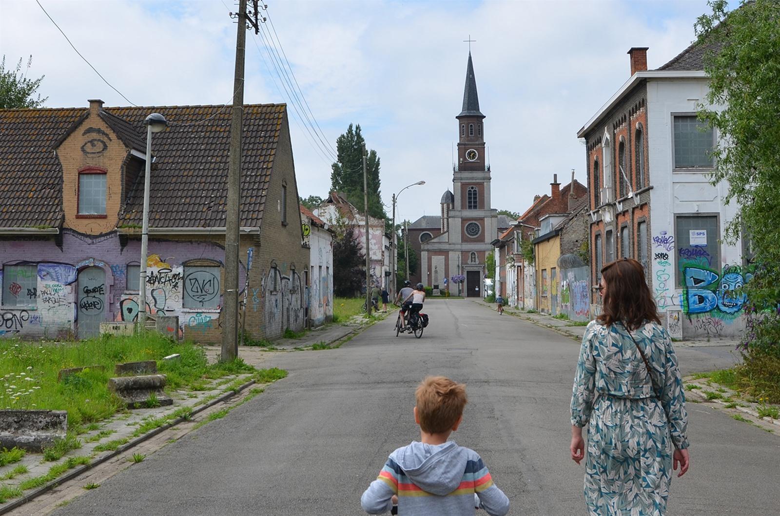 deeltje trog engel Spookstad Doel bezoeken: verlaten dorp bij Antwerpen - België