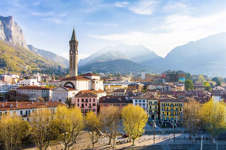 Stadscentrum Lecco met klokkentoren