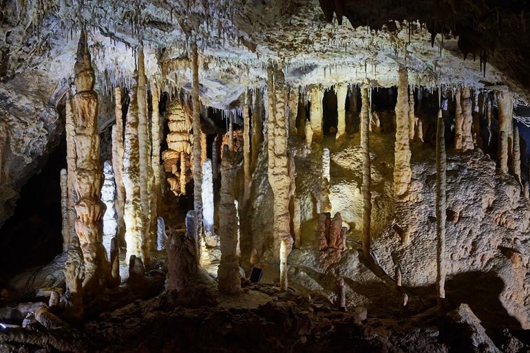 Stalactieten en stalagmieten, Grotten van Han