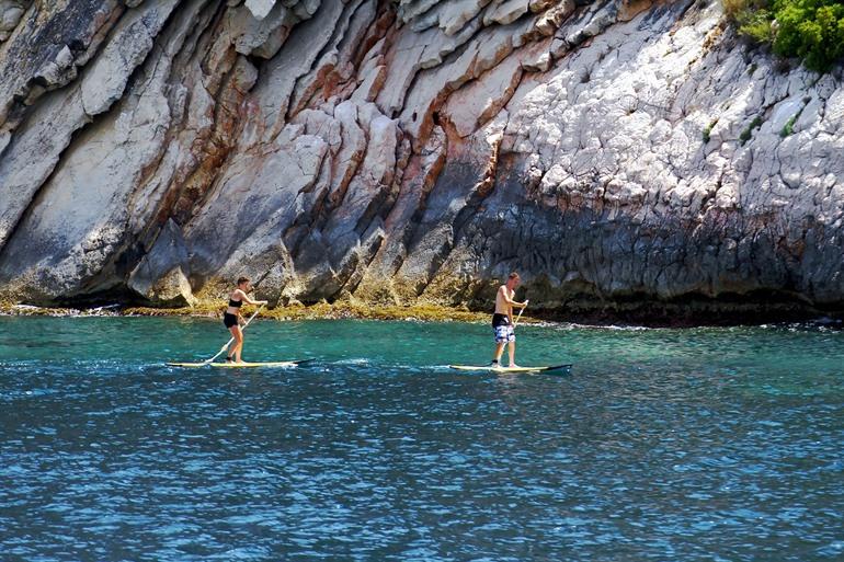 Stand-up-paddling langs de kustlijn van Moraira