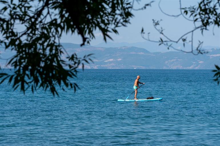 Stand-up paddling op het meer van Ohrid