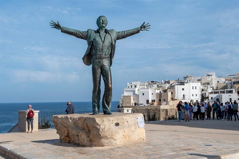 Standbeeld Domenico Modugno, zanger van het wereldbekende Volare lied