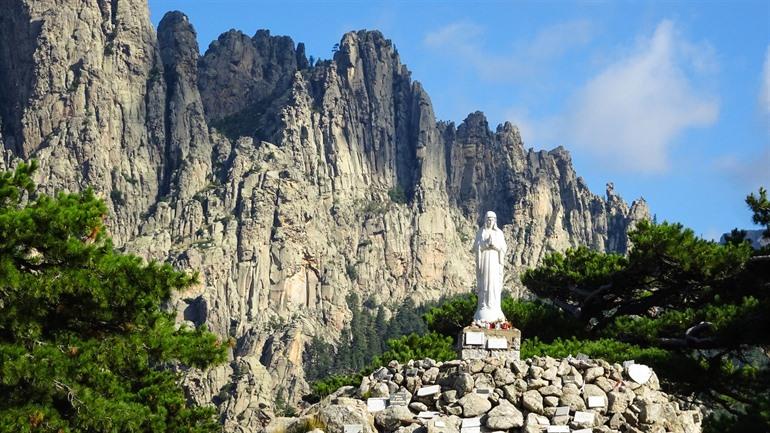 Standbeeld Notre-Dame-des-Neiges bij Saint-Laurent-les-Bains in Ardèche, Frankrijk