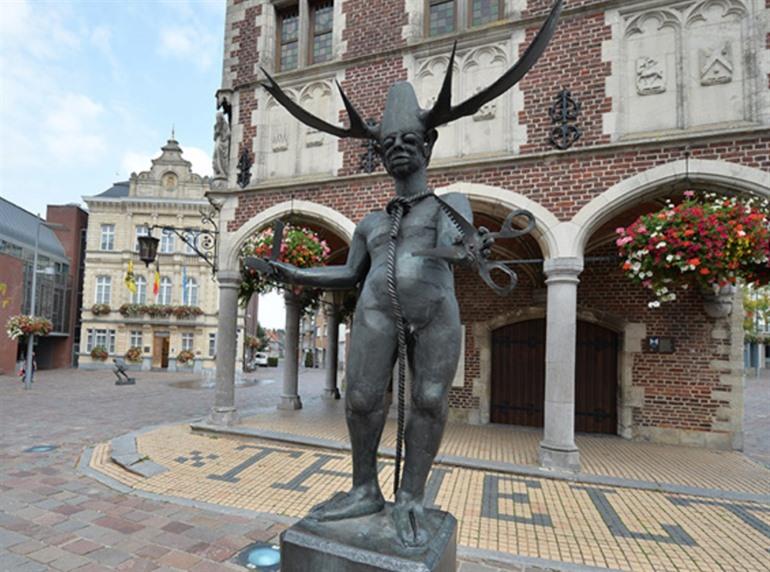 Standbeeld Olivier De Neckere als duivel in Tielt, Brugse Ommeland